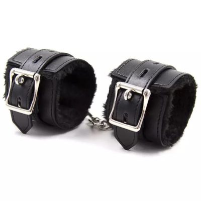 Còng tay da giá rẻ Phụ kiện BDSM Cuộc sống tình dục của các cặp đôi ngày càng trở nên phong phú và sáng tạo nhờ sự góp mặt của các phụ kiện BDSM. Một trong những món đồ không thể thiếu trong “menu tình yêu” táo bạo đó chính là còng tay da giá rẻ. Với vẻ ngoài gợi cảm, cảm giác trói buộc vừa mềm mại vừa khiêu khích, sản phẩm này giúp đưa cả hai vào một thế giới đầy đam mê, kích thích và quyền lực.