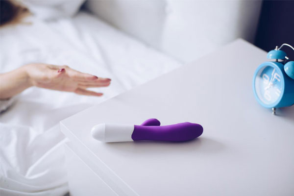 Dương vật giả được mô phỏng theo hình dáng của cậu