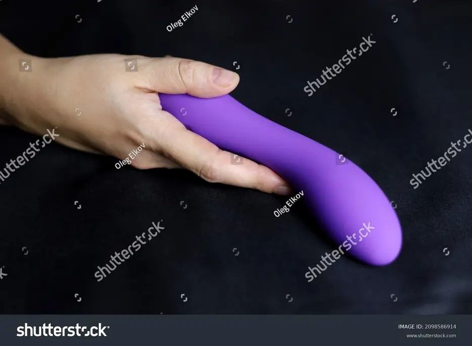 Thủ Dâm Hậu Môn: Hướng Dẫn An Toàn và Tăng Khoái Cảm Dụng cụ sextoy silicone đặt trên giường sẵn sàng cho quá trình thủ dâm hậu môn