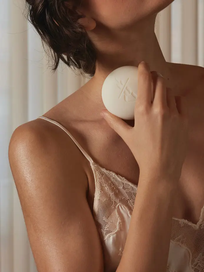 Hướng Dẫn Massage Gợi Tình: Bí quyết tăng hứng thú thân mật Thoa dau massage len co the giup vuot ve mượt ma